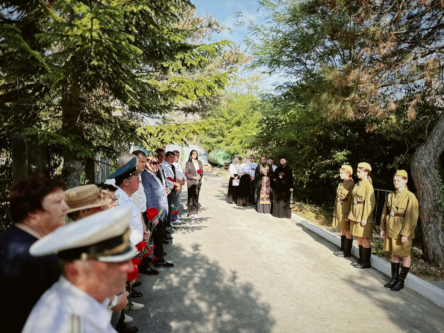 Помогли с благоустройством территории и реконструкцией памятника одного из Героев Советского Союза, известного летчика-истребителя, командира истребительного авиационного полка — полковника Алексея Павловича Чурилина